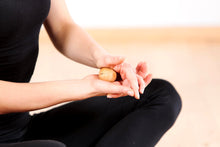 Kép betöltése a galériamegjelenítőbe: Masszázs golyó - kőrisfa, 4 cm | rollholz