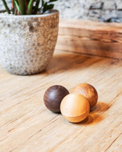 Kép betöltése a galériamegjelenítőbe: Masszázs golyó - kőrisfa, 10 cm | rollholz